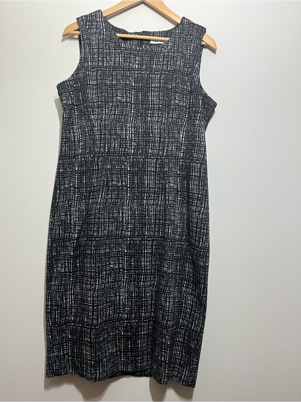 Calvin Klein Black and White Sleeveless Patterned Midi Dress